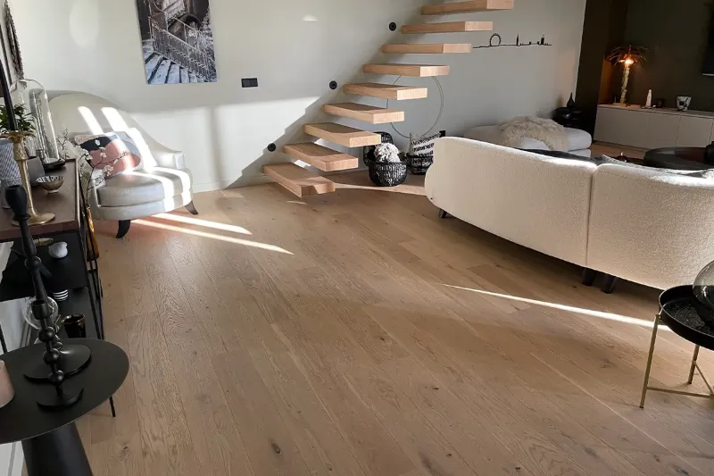 Salon lumineux avec parquet chêne posé par ALB Parquet