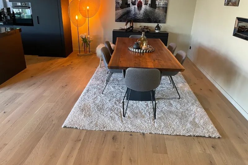 Séjour et salle à manger sur parquet chêne rénové