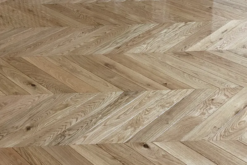 Parquet point de Hongrie poncé et vitrifié, finition naturelle