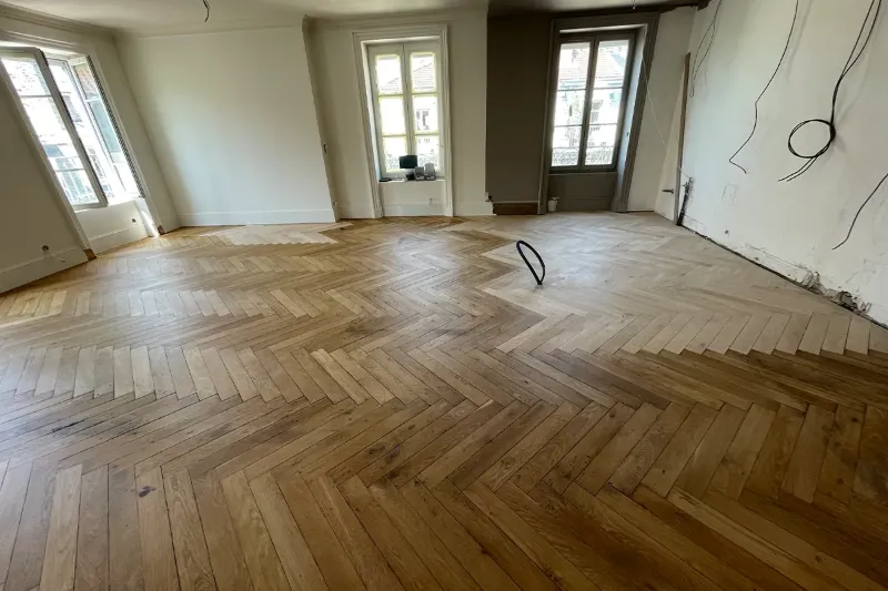 Parquet d’appartement haussmannien après ponçage et vitrification à Lyon
