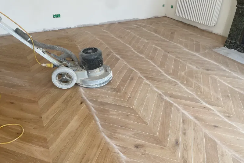 Parquet point de Hongrie en cours de ponçage avant vitrification