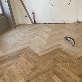 Parquet chevron en chêne fraîchement posé
