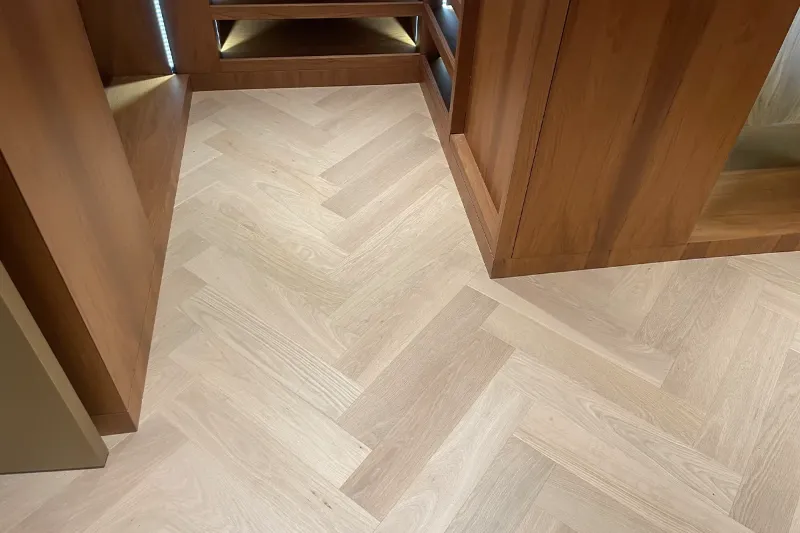 Parquet point de Hongrie en chêne clair posé par ALB Parquet dans un appartement à Lyon