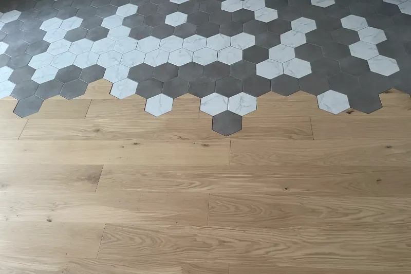 Raccord sans seuil entre parquet chêne et carreaux hexagonaux
