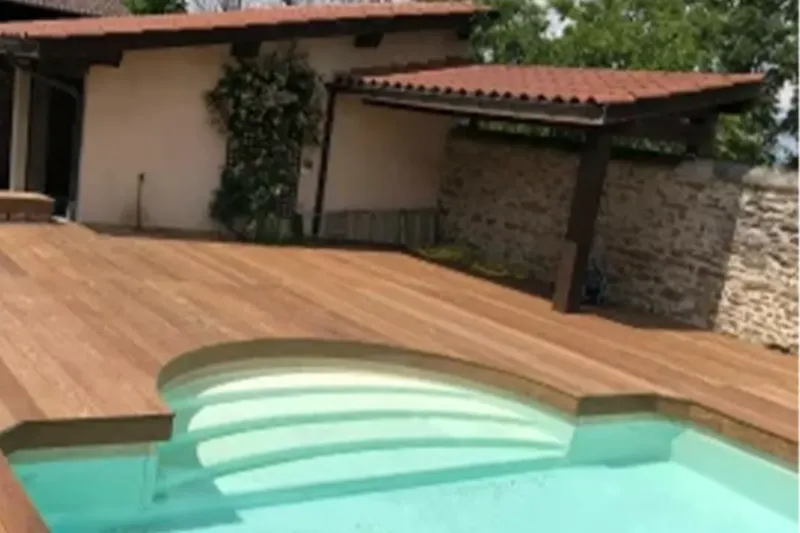 Plage de piscine en bois exotique avec escalier immergé