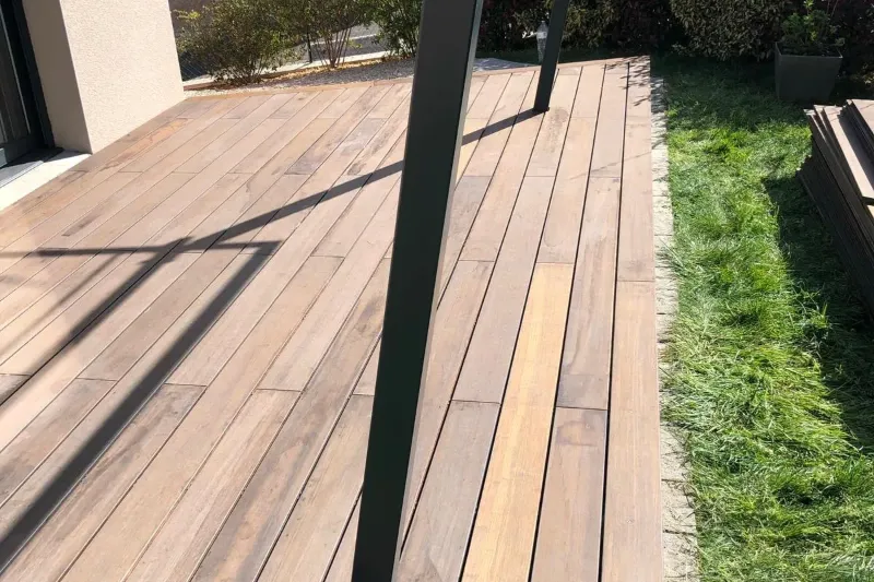 Terrasse en lames de bois posée dans un jardin à Lyon