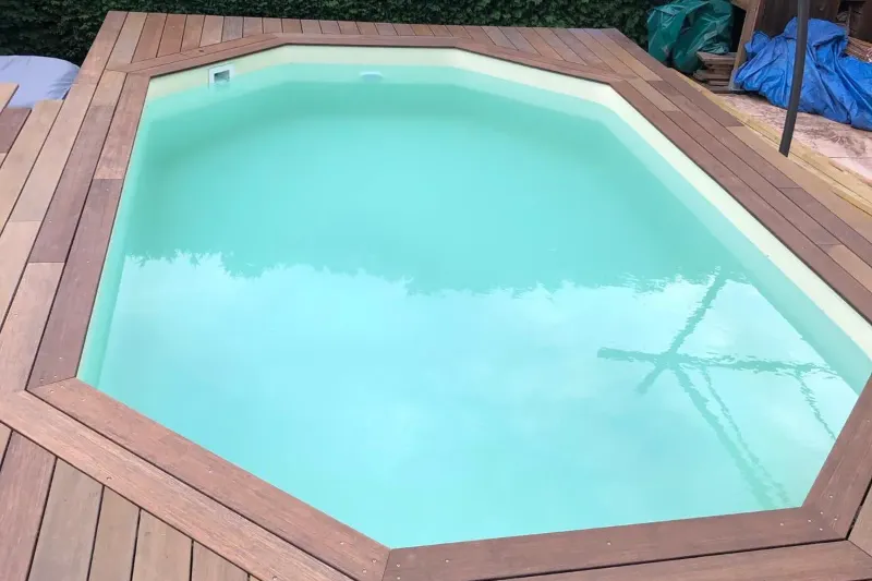 Terrasse en bois autour d’une piscine octogonale