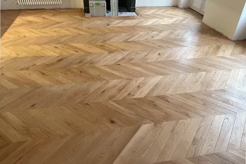 Vitrification d’un parquet chevron en chêne à Lyon